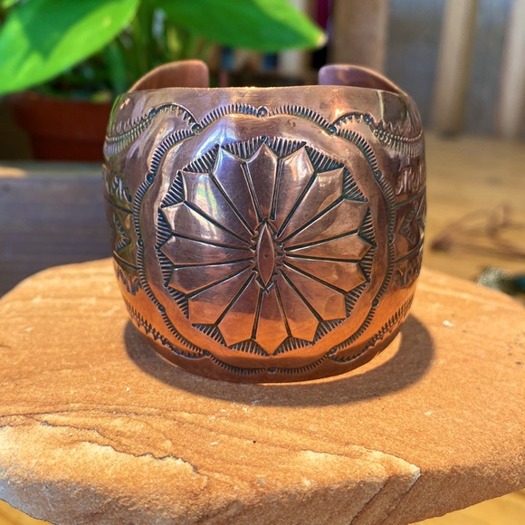 VINTAGE ‼️ NAVAJO SIGNED LARGE COPPER CUFF‼️ - Picture 7 of 13